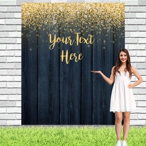 Op de afbeelding: Een achtergrond voor foto's met een donkerblauwe houtnerf achtergrond met gouden glitter die van boven valt. De tekst "Your Text Here" is in gouden letters op de achtergrond geschreven.
