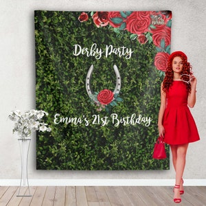 Peut inclure: Une toile de fond verte avec des roses rouges et un fer à cheval argenté avec une rose rouge au centre. Le texte "Derby Party" et "Emma's 21st Birthday" est écrit en blanc sur la toile de fond.