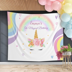 Sfondo di compleanno con unicorno arcobaleno Decorazione per festa di compleanno per ragazza Sfondo per foto personalizzato con colori pastello, rosa viola oro floreale Unicorno Banner