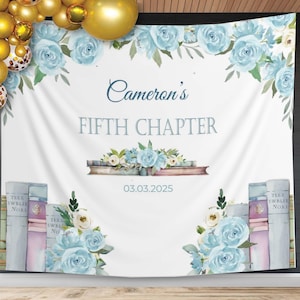 Puede incluir: Un telón de fondo blanco con el texto "Cameron's FIFTH CHAPTER" y la fecha 03.03.2025. El telón de fondo está decorado con arreglos florales azules y pilas de libros. Globos dorados en la esquina superior izquierda.