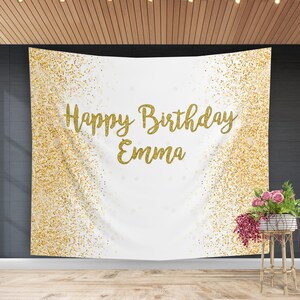 Pode incluir: Fundo branco com confete de glitter dourado e o texto "Happy Birthday Emma" em letra dourada.