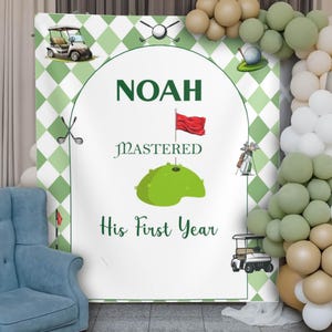 Könnte beinhalten: Ein grüner, weißer und roter Golf-Themen-Hintergrund für eine erste Geburtstagsfeier mit dem Namen "NOAH" und dem Text "MASTERED His First Year". Der Hintergrund zeigt einen Golfwagen, Golfschläger, einen Golfball und einen grünen Golfplatz.
