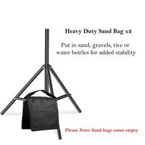 Puede incluir: Dos sacos de arena negros con asas, colgados de un tr&iacute;pode negro. El texto "Heavy Duty Sand Bag x2" est&aacute; encima de la imagen. El texto "Put in sand, gravels, rice or water bottles for added stability" est&aacute; debajo de la imagen. El texto "Please Note: Sand bags come empty" est&aacute; en la parte inferior de la imagen.