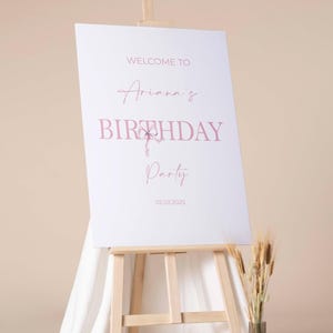 Letrero de cumpleaños impreso con lazo de coqueta ruborizado, cartel de bienvenida personalizado con cinta rosa, letrero de fiesta de cartón pluma, decoración de cumpleaños sencilla personalizada
