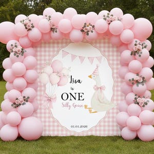 Könnte beinhalten: Rosa Ballonbogen mit floralen Akzenten, der einen Hintergrund mit Vichy-Muster umrahmt. Der Hintergrund zeigt eine Cartoon-Gans mit Partyhut und dem Text "Lisa is ONE Silly Goose" mit dem Datum 01.01.2026.