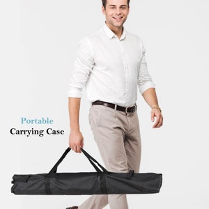 Puede incluir: Una persona llevando una funda de transporte negra con el texto "Portable Carrying Case" en azul.