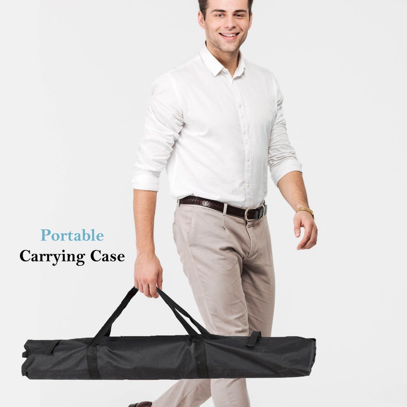 Puede incluir: Una persona llevando una funda de transporte negra con el texto "Portable Carrying Case" en azul.