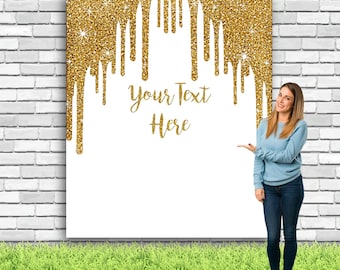Könnte beinhalten: Ein weißer Hintergrund mit goldenen Glitzer-Tropfen und dem Text "Your Text Here". Eine Frau steht vor dem Hintergrund, lächelt und zeigt auf den Text.