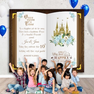 Könnte beinhalten: Ein blauer und goldener Märchen-Hintergrund für eine 10. Geburtstagsparty. Der Hintergrund zeigt ein Schloss, Blumen und den Text "Es war einmal" und "Sie lebten glücklich bis ans Ende ihrer Tage".