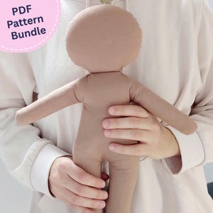Peut inclure: Une poupée en tissu beige uni avec une tête arrondie, un torse simple et des bras étendus. Un badge rose circulaire dans le coin supérieur gauche contient le texte PDF Pattern Bundle en lettres bleu foncé, avec une bordure blanche en pointillés.
