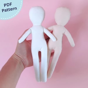 Puede incluir: Dos cuerpos de muñeca de tela en blanco con cabezas redondeadas, brazos y piernas delgados. Una muñeca es de color blanco brillante y la otra es de color beige pálido. El texto PDF Pattern es visible en la esquina superior izquierda sobre un fondo azul.
