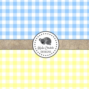 K&ouml;nnte beinhalten: Ein digitales Papier mit einem blauen und wei&szlig;en Gingham-Muster oben und einem gelben und wei&szlig;en Gingham-Muster unten. Ein braunes strukturiertes Band trennt die beiden Muster. Ein Kreis mit schwarzem Umriss und wei&szlig;en Punkten enth&auml;lt einen grauen Koalab&auml;ren und den Text "Koala Creative Designs".