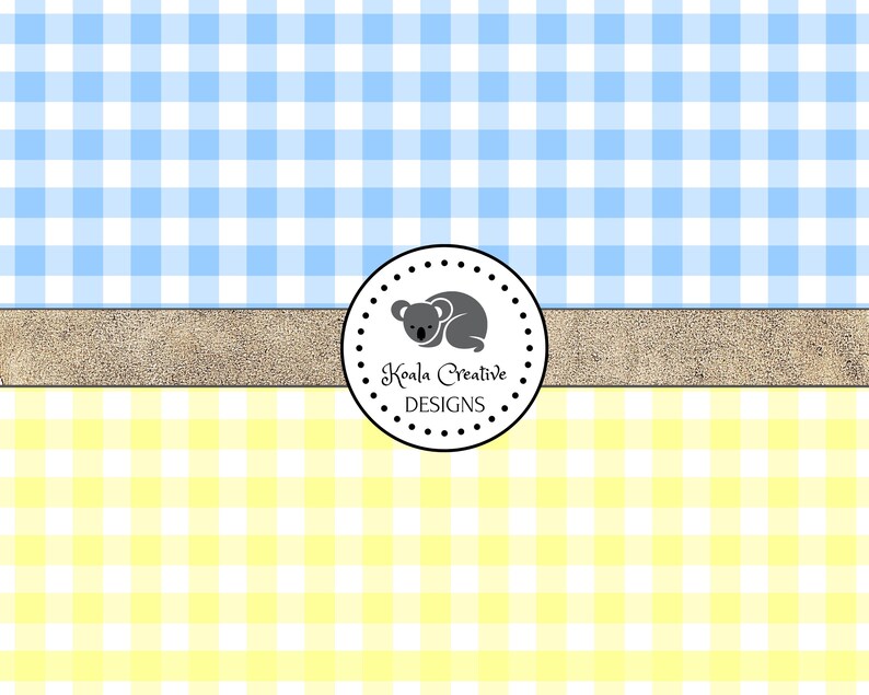 K&ouml;nnte beinhalten: Ein digitales Papier mit einem blauen und wei&szlig;en Gingham-Muster oben und einem gelben und wei&szlig;en Gingham-Muster unten. Ein braunes strukturiertes Band trennt die beiden Muster. Ein Kreis mit schwarzem Umriss und wei&szlig;en Punkten enth&auml;lt einen grauen Koalab&auml;ren und den Text "Koala Creative Designs".