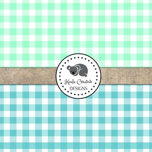 K&ouml;nnte beinhalten: Ein digitales Papier mit einem gr&uuml;nen und blauen Gingham-Muster. Das Muster ist durch eine d&uuml;nne goldene Linie geteilt. Die untere H&auml;lfte des Papiers hat ein gr&ouml;&szlig;eres Gingham-Muster. Ein Kreis mit einem Koalab&auml;ren darin und dem Text "Koala Creative Designs" befindet sich in der Mitte des Bildes.