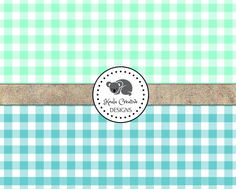 K&ouml;nnte beinhalten: Ein digitales Papier mit einem gr&uuml;nen und blauen Gingham-Muster. Das Muster ist durch eine d&uuml;nne goldene Linie geteilt. Die untere H&auml;lfte des Papiers hat ein gr&ouml;&szlig;eres Gingham-Muster. Ein Kreis mit einem Koalab&auml;ren darin und dem Text "Koala Creative Designs" befindet sich in der Mitte des Bildes.