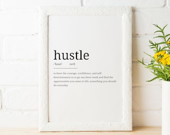 Könnte beinhalten: Ein weißer gerahmter Druck mit dem Wort "hustle" definiert als "den Mut, das Selbstvertrauen und die Entschlossenheit haben, hinauszugehen, zu arbeiten und die Möglichkeiten zu finden, die man im Leben haben möchte; etwas, das man jeden Tag tun sollte".