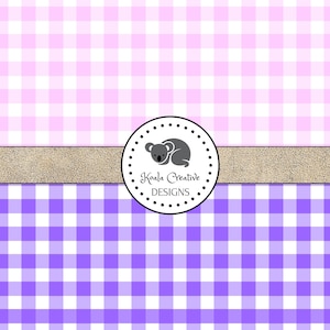 K&ouml;nnte beinhalten: Ein digitales Papier mit einem rosa-wei&szlig;en Gingham-Muster oben und einem lila-wei&szlig;en Gingham-Muster unten. Ein wei&szlig;er Kreis mit schwarzem Rand enth&auml;lt einen schlafenden Koala und den Text "Koala Creative Designs".