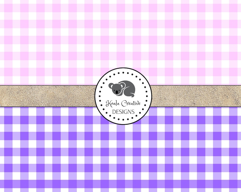 K&ouml;nnte beinhalten: Ein digitales Papier mit einem rosa-wei&szlig;en Gingham-Muster oben und einem lila-wei&szlig;en Gingham-Muster unten. Ein wei&szlig;er Kreis mit schwarzem Rand enth&auml;lt einen schlafenden Koala und den Text "Koala Creative Designs".