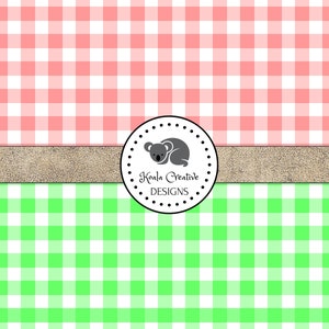 K&ouml;nnte beinhalten: Ein digitales Papier mit einem rosa und gr&uuml;nen Gingham-Muster. Das Muster ist mit einer goldenen Glitzerlinie in zwei H&auml;lften geteilt. Die untere H&auml;lfte ist gr&uuml;n und die obere H&auml;lfte ist rosa. In der Mitte des Bildes befindet sich ein Logo mit einem schlafenden Koala und dem Text "Koala Creative Designs".
