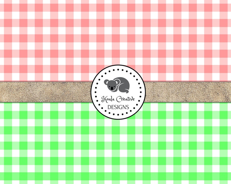 K&ouml;nnte beinhalten: Ein digitales Papier mit einem rosa und gr&uuml;nen Gingham-Muster. Das Muster ist mit einer goldenen Glitzerlinie in zwei H&auml;lften geteilt. Die untere H&auml;lfte ist gr&uuml;n und die obere H&auml;lfte ist rosa. In der Mitte des Bildes befindet sich ein Logo mit einem schlafenden Koala und dem Text "Koala Creative Designs".