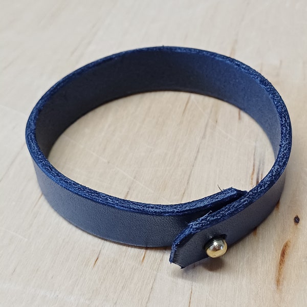 Minimalist leather day bracelet. Subtle jewellery for submissives. Everyday BDSM. Day collar alternative.