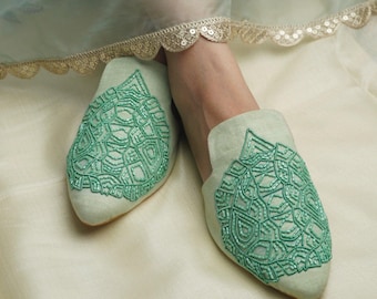 Mules Shell Chic: planos étnicos bordados a mano en verde melocotón