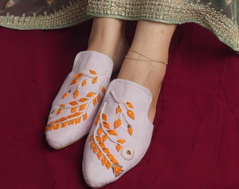 Mules Floral Whispers: planos étnicos lavanda bordados a mano