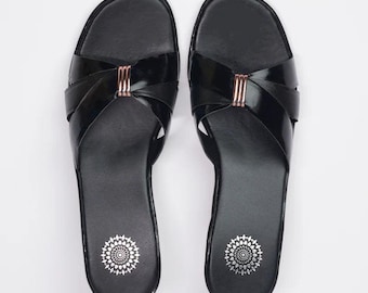 Sandalias negras de punta redonda de 6,35 cm para oficina.