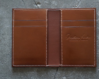 Carteira porta-cartões artesanal em couro Novonappa dourado, com 6 compartimentos e design dobrável.