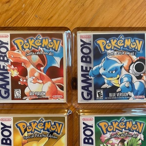 Pode incluir: Quatro cartuchos de Game Boy para a série de videogames Pokémon. Os cartuchos estão em suas embalagens originais e apresentam diferentes versões do jogo: Vermelho, Azul, Amarelo e Verde. Cada cartucho tem um personagem Pokémon diferente na frente, incluindo Charizard, Blastoise, Pikachu e Venusaur.