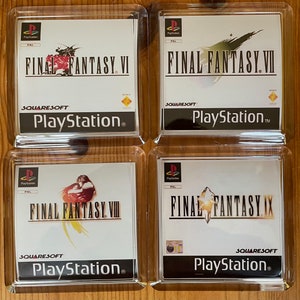 Peut inclure: Quatre sous-verres en plastique transparent avec des images du jeu vidéo Final Fantasy. Les sous-verres présentent les logos de Final Fantasy VI, VII, VIII et IX. Chaque sous-verre porte le logo PlayStation et les mots "SquareSoft" imprimés dessus.