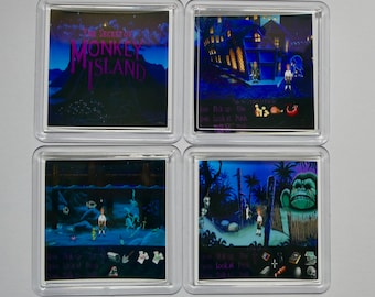 Puede incluir: Cuatro posavasos cuadrados con imágenes del videojuego The Secret of Monkey Island. Cada posavasos presenta una escena diferente del juego, incluyendo al personaje principal Guybrush Threepwood, la isla y un mono.