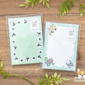 Peut inclure: Deux paquets de papier mémo avec des motifs d'animaux mignons. Un paquet présente un motif d'ours panda avec le texte "OTE GARU MEMO PAPER PLATE" et l'autre paquet présente un motif de panda roux avec le texte "OTE GARU MEMO PAPER PLATE".