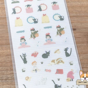 Op de afbeelding: Een vel stickers met personages en objecten uit de animatiefilm "Kiki's Bezorgservice". De stickers zijn gedrukt op helder, glanzend papier en zijn perfect om een vleugje whimsy toe te voegen aan je planner, dagboek of laptop.
