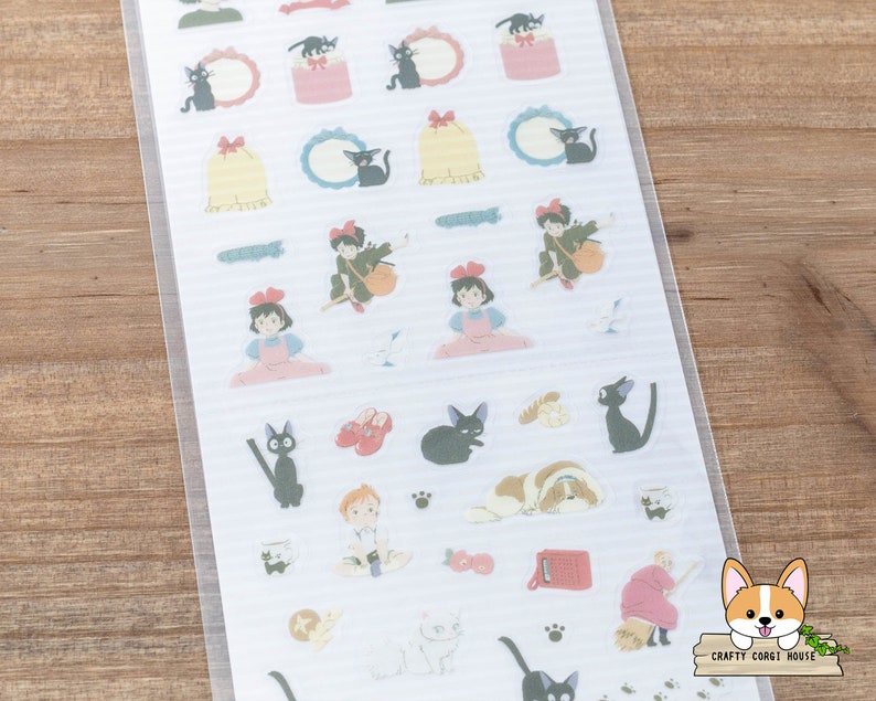 Op de afbeelding: Een vel stickers met personages en objecten uit de animatiefilm "Kiki's Bezorgservice". De stickers zijn gedrukt op helder, glanzend papier en zijn perfect om een vleugje whimsy toe te voegen aan je planner, dagboek of laptop.