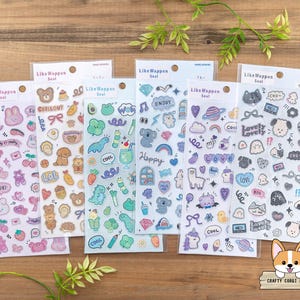 Puede incluir: Un conjunto de diez hojas de pegatinas coloridas con varios diseños. Las hojas presentan lindas ilustraciones de animales, comida y otros objetos divertidos. Las pegatinas son perfectas para agregar un toque de personalidad a diarios, planificadores y otros artículos.