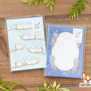 Puede incluir: Dos juegos de blocs de notas con lindas ilustraciones de animales. Un juego presenta un fondo azul con pájaros blancos y el texto "OTE GARU MEMO PAPER PLAZA". El otro juego presenta un fondo azul con nutrias blancas y el texto "OTE GARU MEMO PAPER PLAZA".
