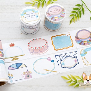 Puede incluir: Un conjunto de cintas washi decorativas con un esquema de color pastel e ilustraciones caprichosas. Las cintas presentan imágenes de pasteles, tazas de té y otros detalles encantadores. Las cintas están etiquetadas como "Paper Platz" y "Roll Tape".