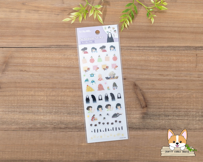 Op de afbeelding: Een vel stickers met personages uit de animatiefilm Spirited Away. De stickers zijn op een witte achtergrond met een paarse rand. De tekst "Schedule Seal" is in zwart op het vel gedrukt.