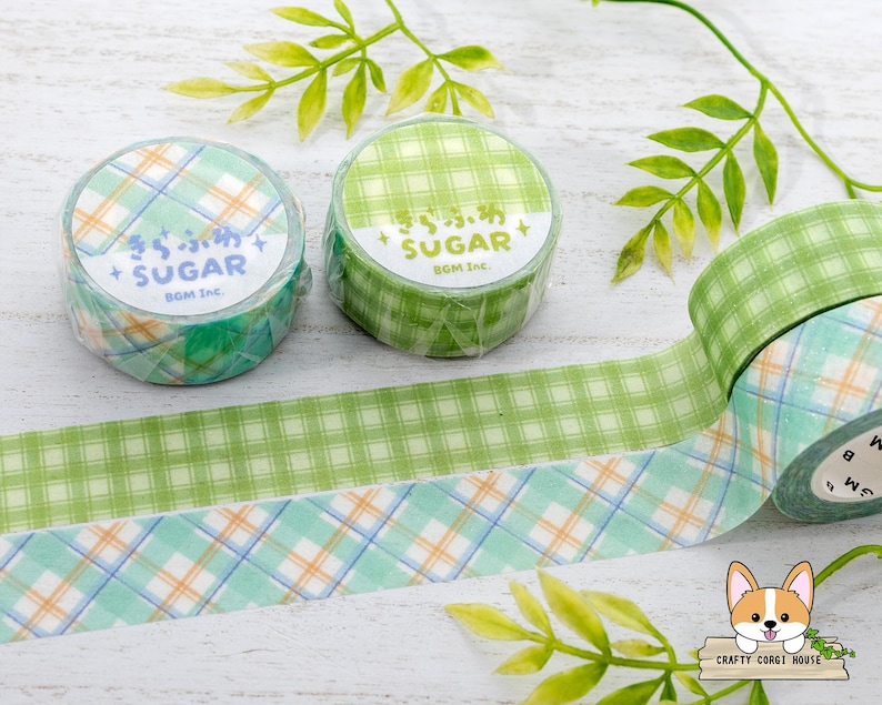 Pode incluir: Dois rolos de fita washi com padr&atilde;o verde e azul com o texto "きらふわす + SUGAR BGM TAC" e "きら、明 SUGAR+ BGM Inc" impresso nos rolos.