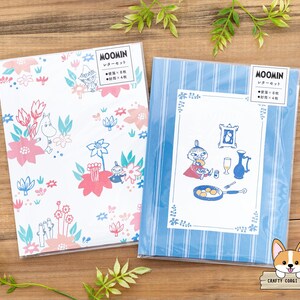 Peut inclure: Deux ensembles de papeterie sur le thème de Moomin. Le premier ensemble présente un motif floral rose et blanc avec des personnages de Moomin. Le deuxième ensemble présente un motif rayé bleu et blanc avec un personnage de Moomin prenant un repas. Les deux ensembles comprennent le texte "MOOMIN" et "シールセット".