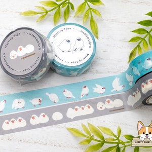 Op de afbeelding: Twee rollen washi tape met een lichtblauwe en grijze achtergrond met witte vogels. De tape is gelabeld "Masking Tape Hamamonyo".