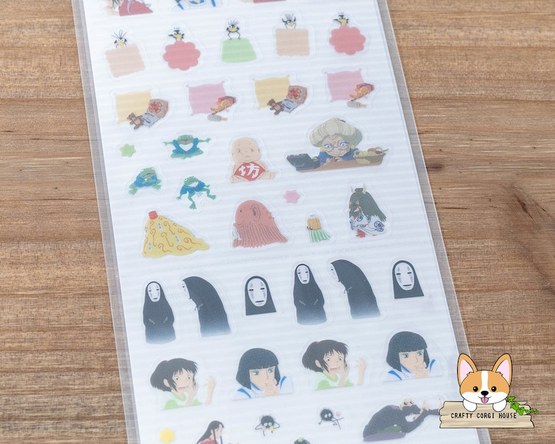 Op de afbeelding: Een vel met transparante stickers met personages en objecten uit de animatiefilm Spirited Away. De stickers bevatten No Face, Chihiro en andere personages uit de film.