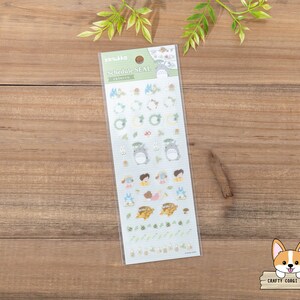 Op de afbeelding: Een vel stickers met personages uit de animatiefilm Mijn Buurman Totoro. De stickers zijn op een witte achtergrond en bevatten afbeeldingen van Totoro, de kattenbus en andere personages uit de film. De stickers zijn gelabeld "Schedule Seal" en zijn perfect om een vleugje whimsy toe te voegen aan je planner of dagboek.