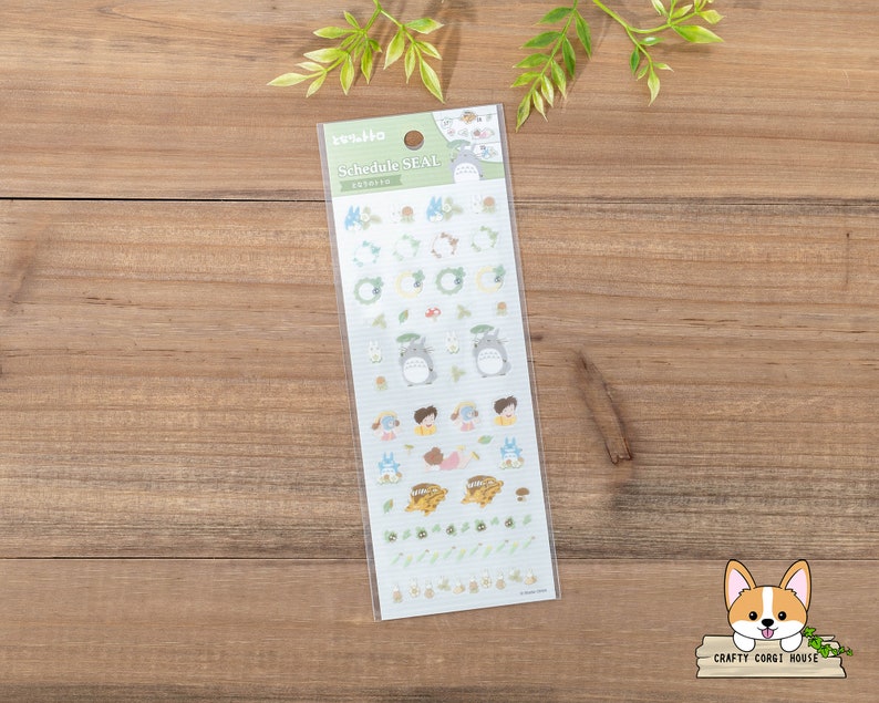 Op de afbeelding: Een vel stickers met personages uit de animatiefilm Mijn Buurman Totoro. De stickers zijn op een witte achtergrond en bevatten afbeeldingen van Totoro, de kattenbus en andere personages uit de film. De stickers zijn gelabeld "Schedule Seal" en zijn perfect om een vleugje whimsy toe te voegen aan je planner of dagboek.