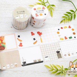 Puede incluir: Dos rollos de cinta washi con caracteres japoneses e ilustraciones de comida, un fondo a cuadros blanco y marrón, y un fondo a cuadros blanco y marrón con una taza de café y un molinillo de café. Los rollos de cinta están sobre una superficie de madera clara con un fondo a cuadros blanco y marrón. También hay varias tarjetas cuadradas pequeñas con ilustraciones de comida y un fondo a cuadros blanco y marrón.