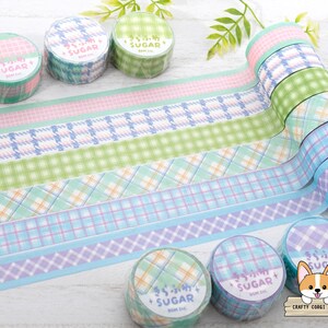 Pode incluir: Conjunto de fitas washi com padr&atilde;o xadrez em tons de rosa, azul, verde e branco. As fitas est&atilde;o dispostas em uma fila com as pontas dos rolos vis&iacute;veis. O texto "Sugar" est&aacute; impresso nas fitas.