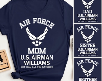 Op de afbeelding: Marineblauw T-shirt met de tekst "Air Force" en een wit embleem. De tekst "Mom U.S. Airman Williams 324 TRS/ FLT 650 Knights" staat eronder. Extra ontwerpen voor Dad, Sister en Brother zijn ook afgebeeld.