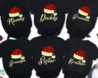 Camiseta navideña con gorro de Papá Noel, divertida camiseta para fiestas navideñas 2025, conjuntos navideños familiares a juego, camisetas navideñas con nombre personalizado, regalo navideño para amigos