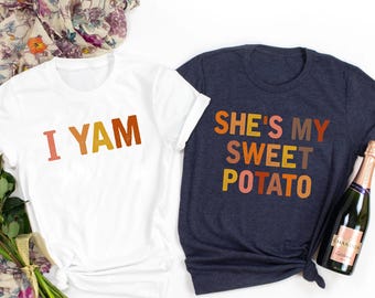 Camiseta "Ella es mi batata", camisetas para parejas de Acción de Gracias, camisetas a juego para parejas 2025, atuendo divertido para el Día del Pavo, regalo para las fiestas de otoño
